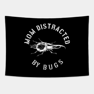 MOM EASILY DISTRACTED BY INSECTS INTERVERTEBRATE ANIMALS COOL FUNNY VINTAGE WARNING VECTOR DESIGN Tapestry