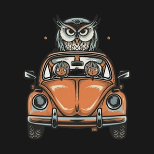 A wise owl cruising in a classic Volkswagen Beetle T-Shirt