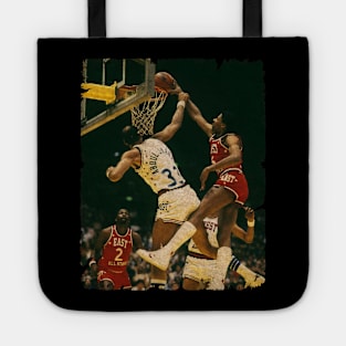 Kareem Abdul Jabbar vs Julius Erving, Flying Tote