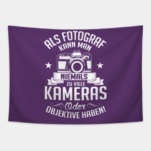 Als Fotograf kann man niemals zu viele Kameras haben (white) Tapestry