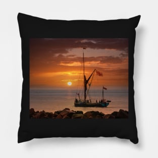 Sailing into the sunset Pillow