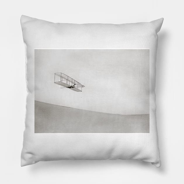 Wright brothers Kitty Hawk glider, 1902 (C023/6445) Pillow by SciencePhoto