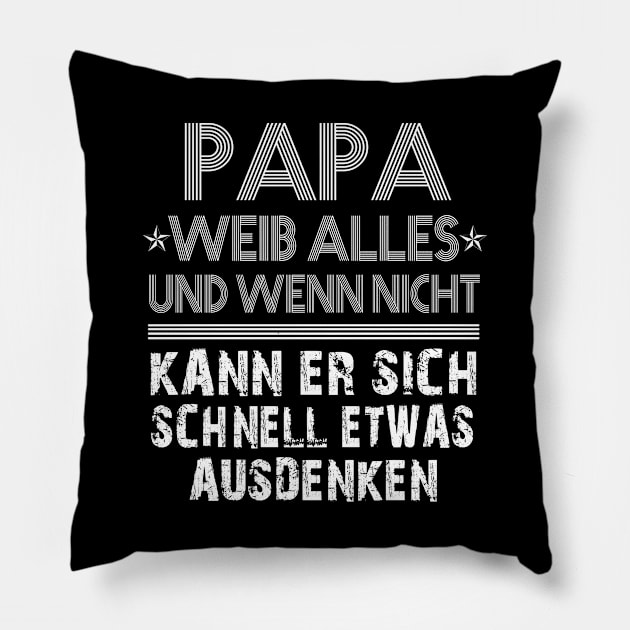 PAPA WEIB ALLES UND WENN NICHT KANN ER SICH SCHNELL ETWAS AUSDENKEN Pillow by AdelaidaKang