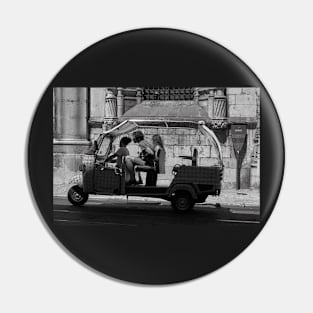 Stretch tuk-tuk Pin