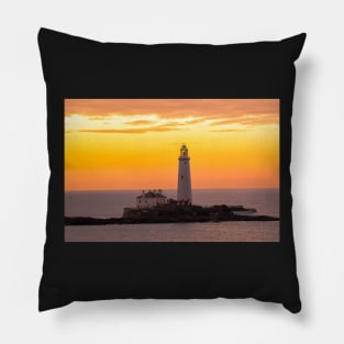 St marys island lighthouse at sunrise Pillow