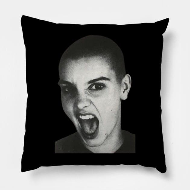 Sinead Oconnor 80s Pillow by ビーズ
