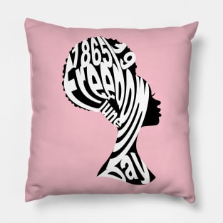 Silueta de una chica afroamericana con letras en color blanco por Juneteenth Pillow