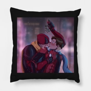 Mistletoe kiss Pillow