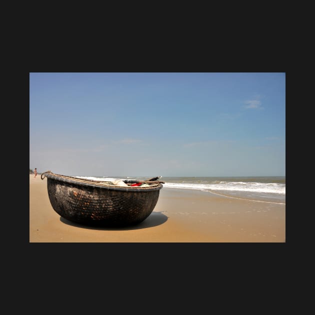 Bateau panier en bambou sur une plage du Vietnam by franck380