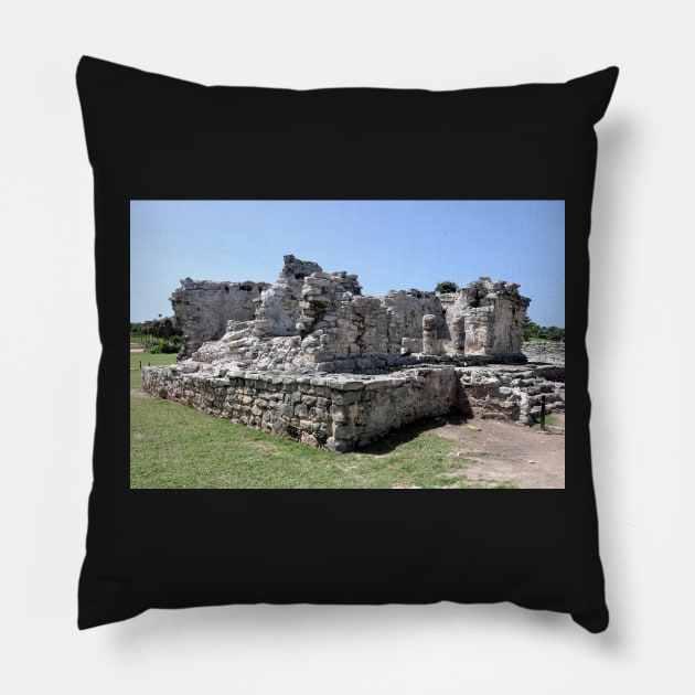 Mexique - Site archéologique de Tulum Pillow by franck380