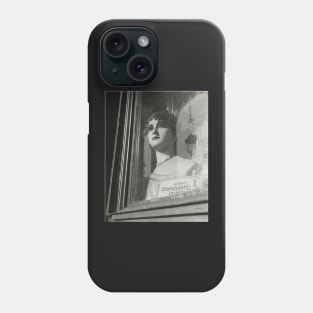 mannequin en vitrine 1935 - Dora Maar Phone Case