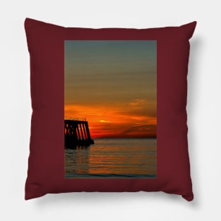 Sunrise, seagulls and silhouettes Pillow