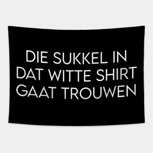 De sukkel in dat witte shirt gaat trouwen Tapestry