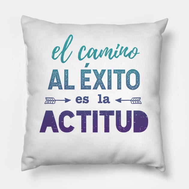 El camino al éxito es la actitud - blue design Pillow by verde