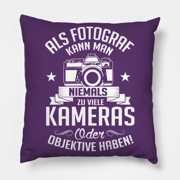 Als Fotograf kann man niemals zu viele Kameras haben (white) Pillow by nektarinchen