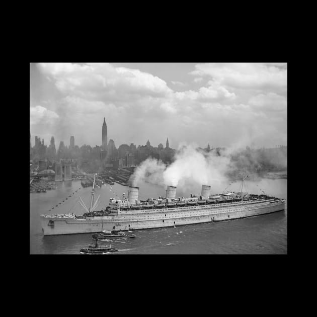 RMS Queen Mary Arriving In New York Harbor by warishellstore