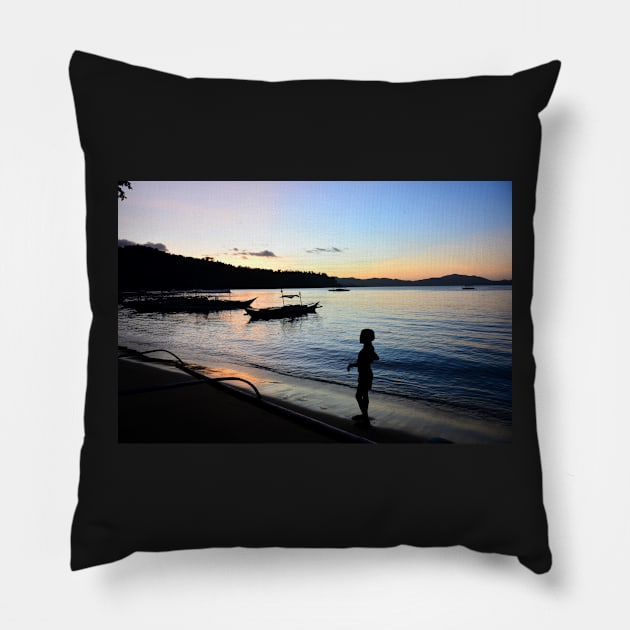 Coucher de soleil au Philippines Pillow by franck380