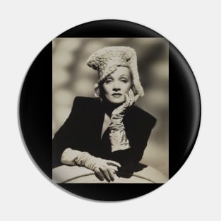 Marlene Dietrich hat Pin