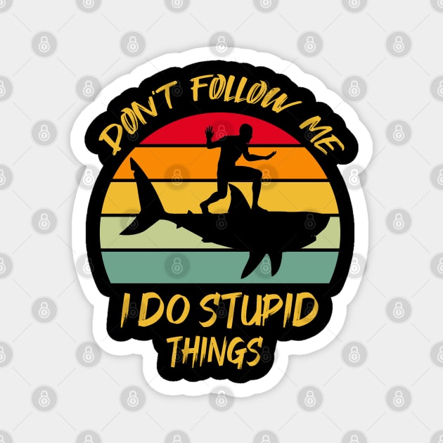 Don't Follow Me I Do Stupid Things Surfing Shark Vintage Sunset Magnet by εσύ φοβερός