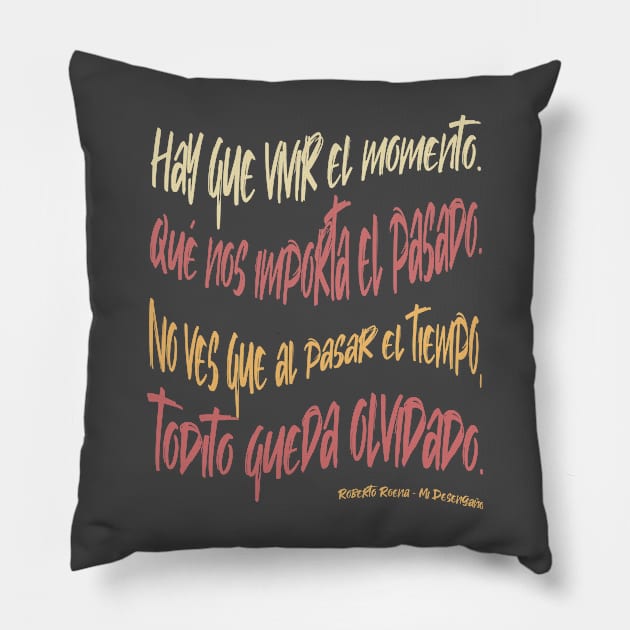 Hay Que Vivir El Momento Pillow by bailopinto