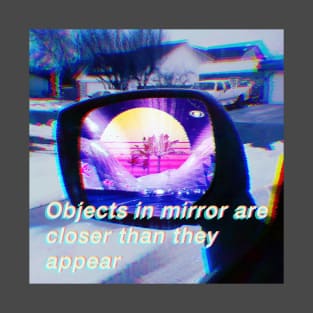 Objects in mirror retrowave T-Shirt