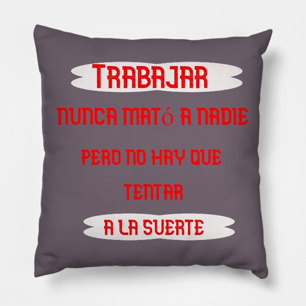 Trabajar no mata a nadie Pillow by LegnaArt