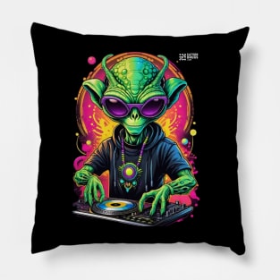 Techno T-Shirt - Psychedelic Alien - Catsondrugs.com - Techno, rave, edm, festival, techno, trippy, music, 90s rave, psychedelic, party, trance, rave music, rave krispies, rave flyer T-Shirt Pillow