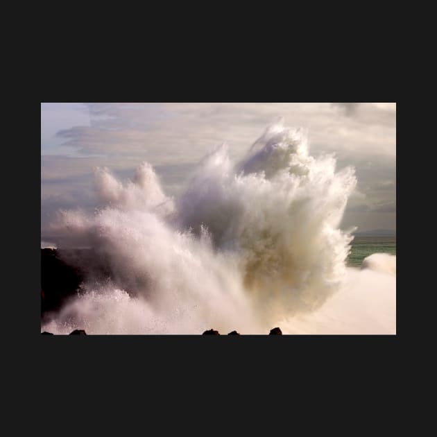 giant breaking wave. cascais by terezadelpilar