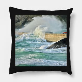 Submersion wave on the dike Pillow