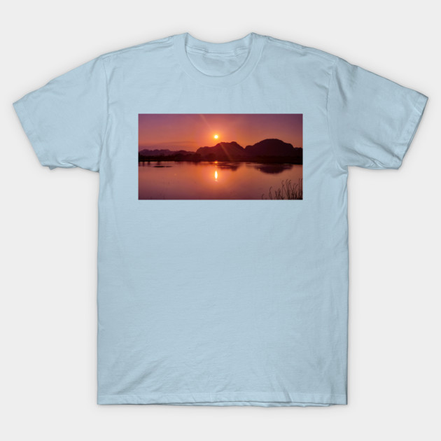 Disover Limestone Karst Peaks, Trang An Region, Vietnam - Vietnam - T-Shirt