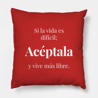 Si la vida es difícil; Acéptala y vive más libre Pillow