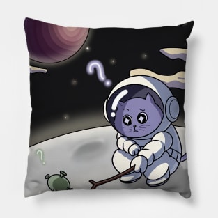 astronaut cat playing with aliens on the moon Pillow