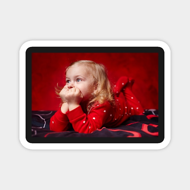 Pensive toddler girl laying in bed with hands on chin Magnet by naturalis