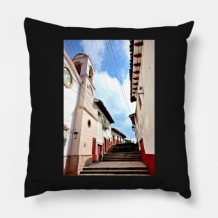 Ruelle dans la ville colonial de Patzcuaro Pillow