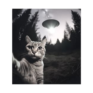 Cat took a selfie with UFO, Black and White Version T-Shirt