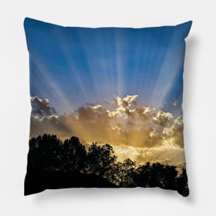 Sun rays at sunset Pillow