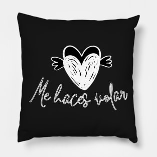 Motivational and romantic phrase in Spanish: You make me fly with two winged hearts. Pillow