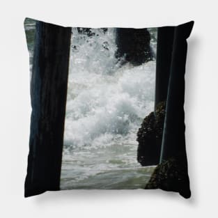 Crashing waves Pillow