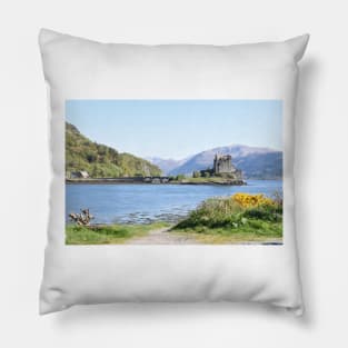 Eilean Donan Castle , the Highlands , Scotland Pillow