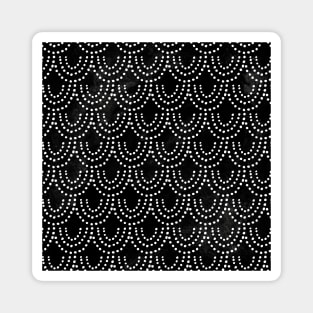 Dotted Scallop in Black Magnet