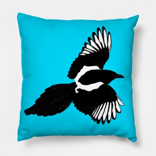 Magpie in flight Pillow