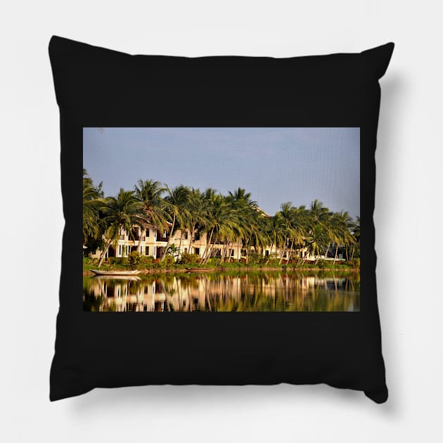 Vietnam - paysage le long d'une rivière à Hoi An Pillow by franck380