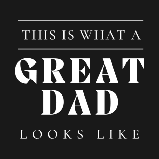 This Is What A Great Dad Looks Like. Classic Dad Design for Fathers Day. T-Shirt