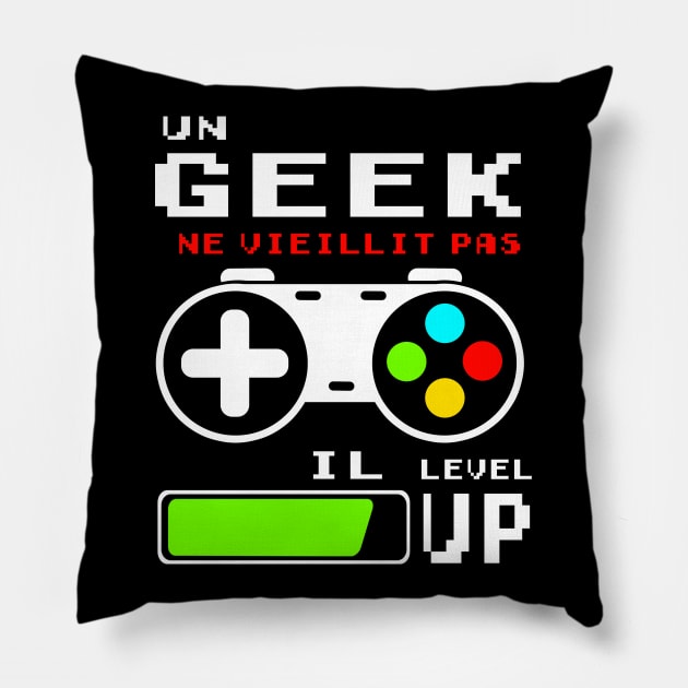 Un Geek ne vieillit pas Pillow by Meca-artwork