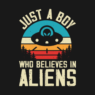 Just a boy how believes in aliens T-Shirt