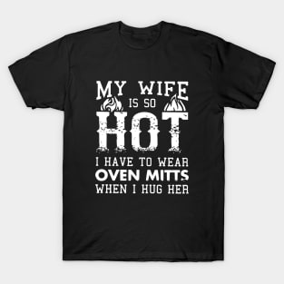 My girlfriend is so hot i have to wear oven mitts' Men's T-Shirt