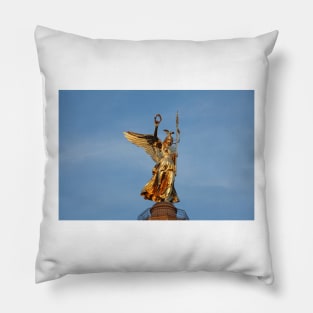 Goldelse, Viktoria statue on the Victory Column at Großer Stern in evening sun, Tiergarten, Berlin, Germany Pillow