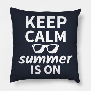 T-shirt Keep calm summer is on. Pillow