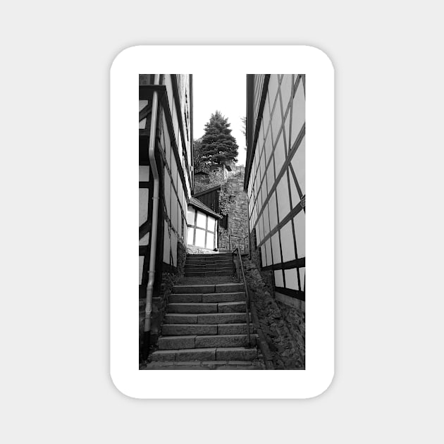 Alley in Stolberg / Harz with stairs in black and white Magnet by Gourmetkater