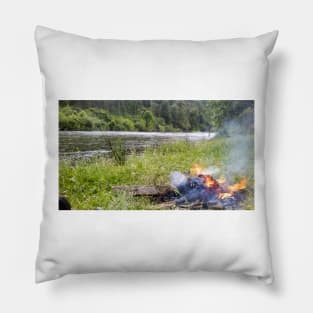 eli camp fire Pillow